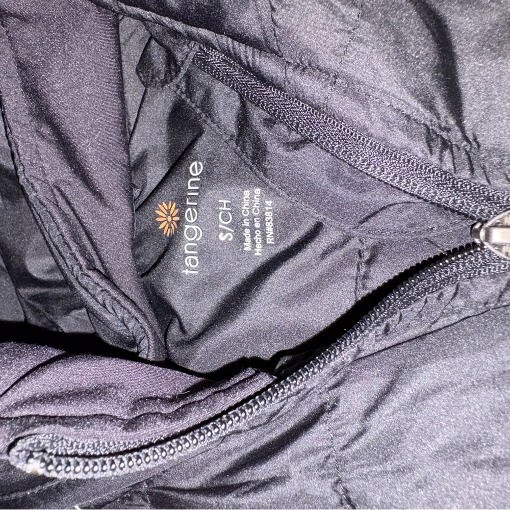 Tangerine Brand Women's Black Puffer Vest - Picture 8 of 8